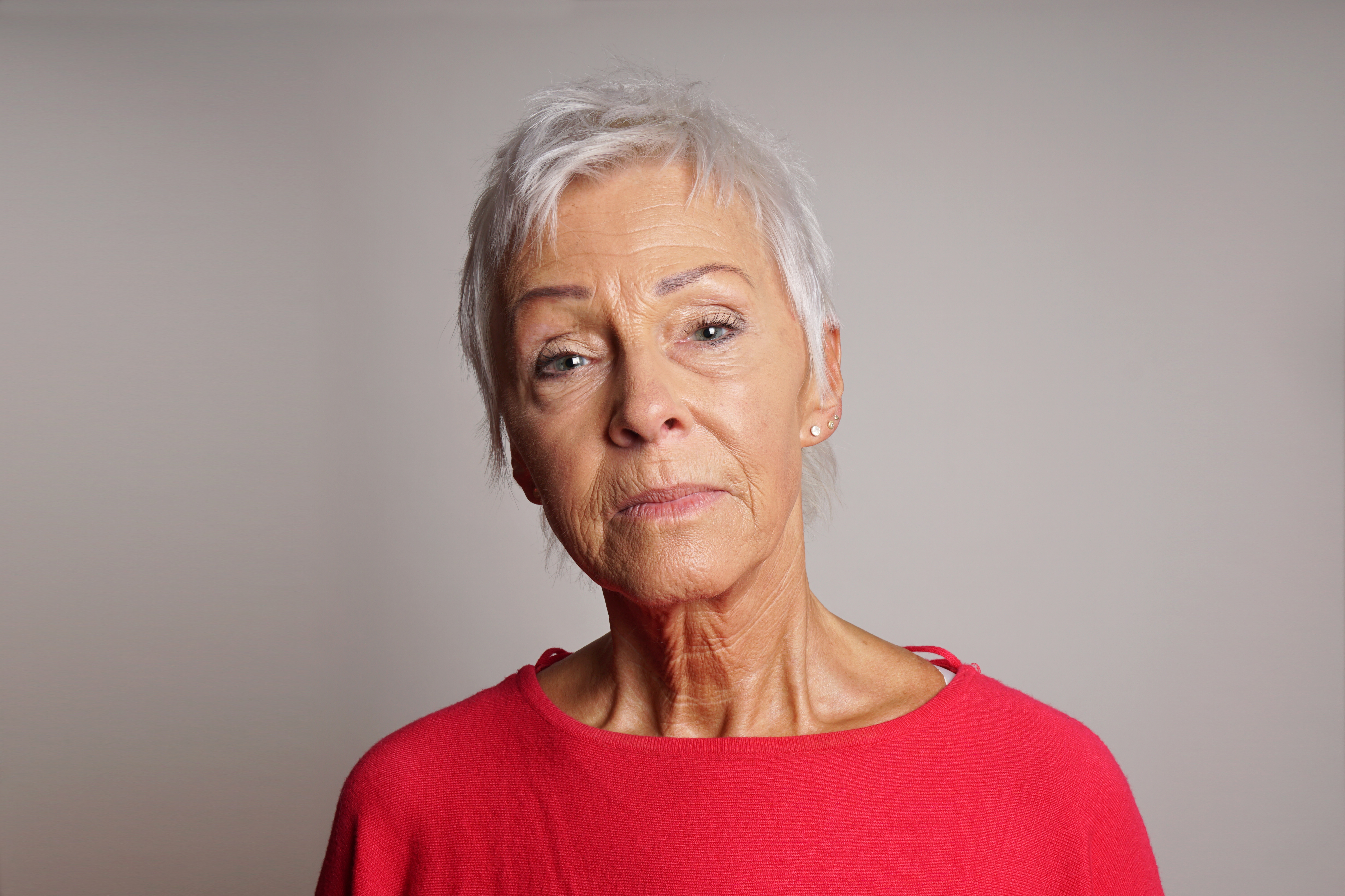 femme avec visage affaissé